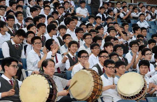 재창단 이후 전국대회 첫 8강전에 오른 경주고 야구팀을 응원하기위해 11일 포항야구장을 찾은 응원단들이 관중석을 가득 메우고 있다. 포항=왕태석기자 kingwang@hk.co.kr