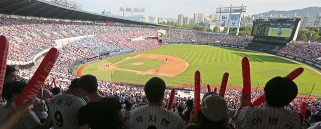 한국 프로야구가 14일 4년 연속 600만 관중 돌파에 성공했다. 14일 오후 서울 잠실야구장에서 많은 관중들이 삼성라이온즈 대 LG트윈스의 경기를 지켜보며 응원하고 있다. 연합뉴스