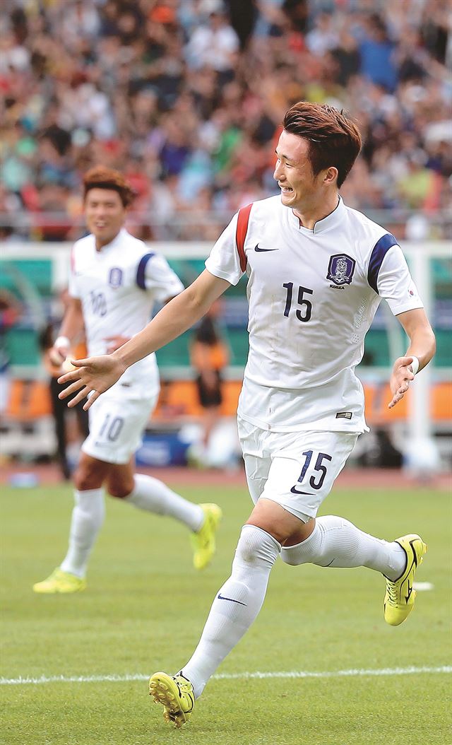 축구 대표팀 수비수 임창우(대전)가 14일 인천 문학경기장에서 열린 인천 아시안게임 말레이시아와의 A조 예선 1차전에서 전반 26분 선제 헤딩골을 넣은 뒤 기뻐하고 있다. 인천=연합뉴스