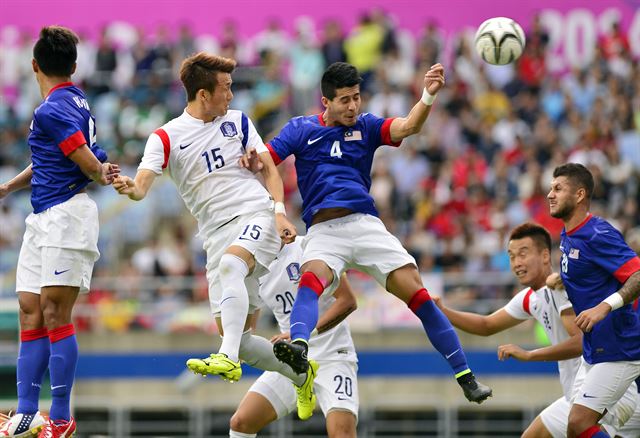 14일 오후 인천 문학경기장에서 열린 2014 인천아시아경기대회 남자축구 A조 예선 대한민국과 말레이시아의 경기에서 대표팀 임창우가 헤딩슛을 성공시키고 있다. 뉴시스