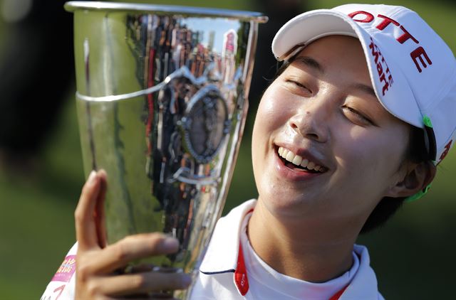 미국여자프로골프(LPGA) 투어 시즌 마지막 메이저대회로 프랑스 에비앙 레 뱅의 에비앙 마스터스 골프장에서 열린 에비앙 챔피언십에서 우승한 김효주 선수가 트로피를 들고 기뻐하고 있다. 에비앙=AP 연합뉴스