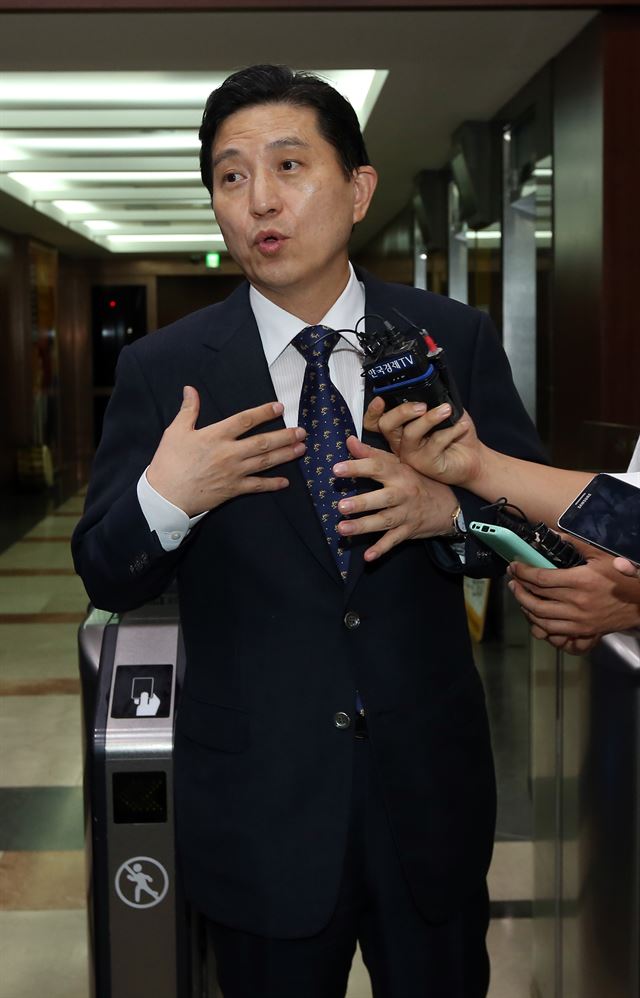 KB금융지주 임영록 회장이 금융위원회의 직무정지에도 사퇴를 거부한 가운데 12일 오후 임 회장이 서울 중구 명동 KB 사옥에서 퇴근하던 중 취재진의 질문을 받고 있다. 연합뉴스