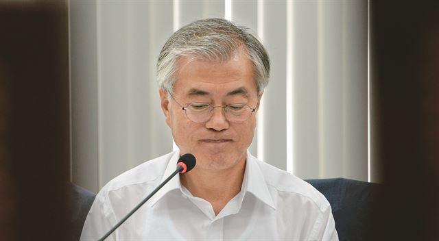 새정치민주연합 문재인 의원이 15일 국회 남북관계발전특위 공청회에서 굳은 표정으로 자료를 살펴보고 있다. 오대근기자 inliner@hk.co.kr