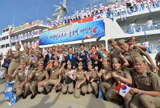 김관용 경북도지사와 이병석 국회의원, 탐험대원과 한국해양대생 등이 16일 오후 포항 영일만항 1번 부두에서 해양실크로드 탐험대 출정식을 하고 파이팅을 외치고 있다. 경북도 제공