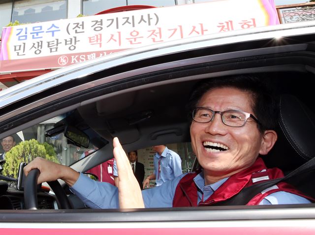 새누리당 보수혁신특별위원회 위원장으로 내정된 김문수 전 경기지사가 16일 대구 수성구에서 택시운전기사 체험을 하면서 시민들에게 인사하고 있다. 대구=연합뉴스