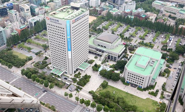 서울 강남의 금싸라기땅인 한국전력 삼성동 부지 입찰이 시작된다. 축구장 12개를 합친 면적(7만9,342㎡)의 한전부지 입찰은 감정가만 3조3,000억원대로, 단일 자산으로는 역대 최대 규모 입찰이다. 한전은 17일 오후 4시까지 입찰을 진행한 뒤 18일 오전 10시 낙찰자를 선정한다. 연합뉴스