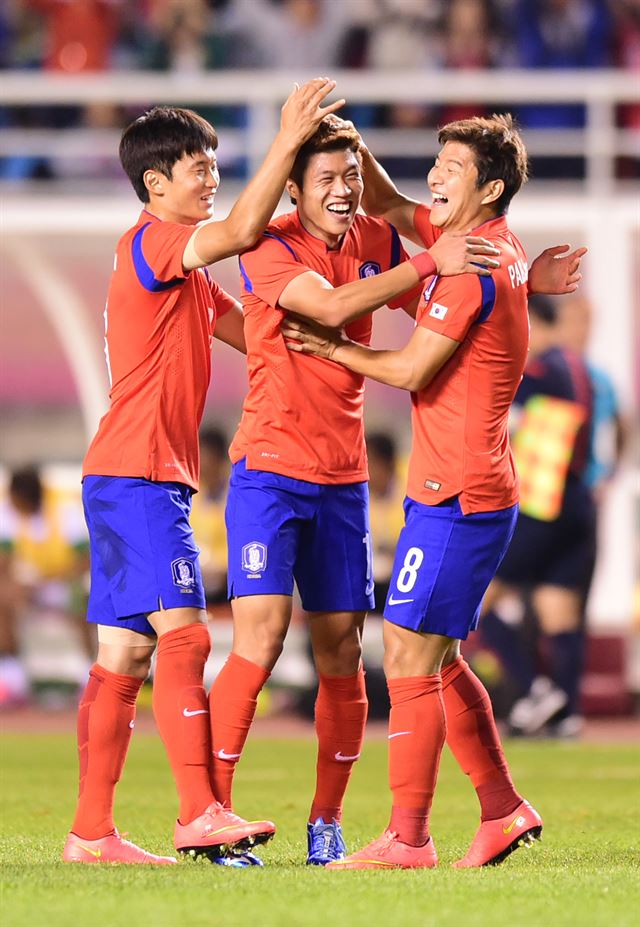 17일 오후 경기 안산 와스타디움에서 벌어진 2014 인천아시아경기대회 남자 축구 예선전 대한민국 대 사우디아라비아와의 경기에서 김승대가 선취골을 넣고 동료들에게 축하받고 있다. 뉴시스