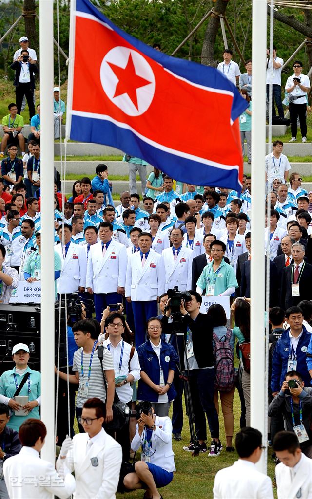 김병식 체육성 부상이 단장을 맡은 북한 선수단이 18일 오전 10시 인천 남동구 구월아시아드 선수촌 국기광장에서 열린 인천 아시안게임 입촌식에서 인공기가 게양되는 것을 바라보고 있다. 인천=왕태석기자 kingwang@hk.co.kr