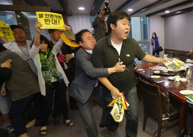 농민단체 회원들이 18일 오전 국회 의원회관 농림축산식품해양수산위원회 예산·현안관련 당정 간담회장에 난입해 회의 중단 등을 요구하고 있다. 연합뉴스