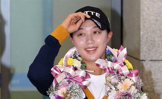 LPGA 투어 '에비앙 챔피언십'에서 우승을 차지한 김효주가 16일 오후 인천공항을 통해 입국하고 있다. 연합뉴스