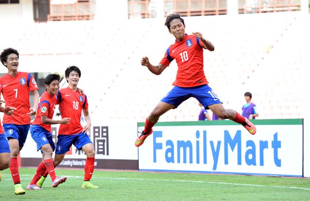 이승우가 14일 태국 방콕 라자만갈라 스타디움에서 열린 '2014 아시아축구연맹(AFC) 16세 이하(U-16) 챔피언십' 8강전 한국 대 일본 경기에서 첫 골을 성공시킨 뒤 점프하고 있다. 이날 경기에서 이승우는 전반 41분, 후반 2분 각각 골을 기록하며 팀을 승리로 이끌었다. 아시아축구연맹 제공