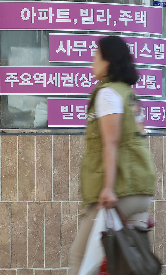 서울 삼성동 한국전력 부지 근처의 부동산 앞을 한 시민이 지나가고 있다. 18일 현대자동차그룹이 한전 부지의 새 주인으로 결정되자 곧바로 인근 오피스 가격이 크게 오를 것이란 전망이 쏟아졌다. 연합뉴스