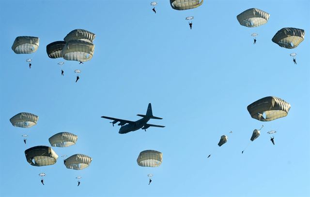 제2차 세계대전 당시 연합국의 최대 실패로 기록된 마켓가든 작전 70주년을 맞아 18일 네덜란드 동부의 그뢰스비크에서 낙하산 부대원들이 낙하하고 있다. 그뢰스비크=EPA 연합뉴스