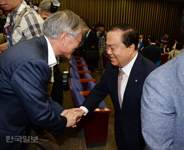 문희상 새정치민주연합 비대위원장이 19일 오후 서울 여의도 국회 본관 246호 회의실에서 열린 국회의원. 광역단체장.전직 시도위원장 합동회의에 참석 문재인 의원과 인사를 하고 있다. 배우한기자 bwh3140@hk.co.kr