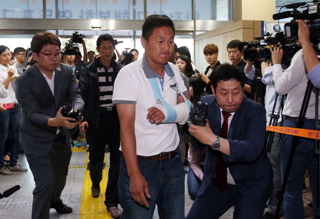 '대리기사 폭행 사건'에 휘말린 김병권 전 세월호 가족대책위 위원장과 김형기 전 수석부위원장이 19일 오후 조사를 받기 위해 서울 영등포경찰서에 출석하고 있다. 연합뉴스