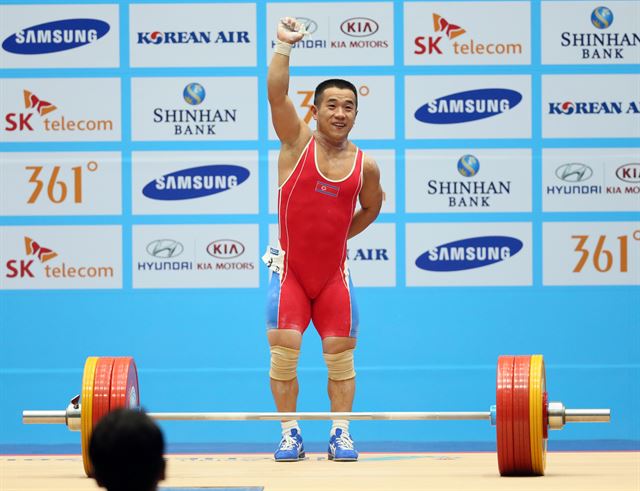 20일 인천 달빛축제정원역도경기장에서 열린 2014 인천 아시안게임 남자 역도 56㎏급 A그룹 경기에서 북한 엄윤철이 용상 1차 시기에서 160kg을 들어 올린 뒤 기뻐하고 있다. 연합뉴스