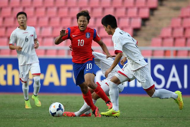 20일 오후 태국 방콕의 라자망갈라 국립경기장에서 열린 북한과의 2014 아시아축구연맹(AFC) U-16 챔피언십 결승전에서 한국의 이승우가 돌파를 하던 중 북한 선수에게 태클을 당하고 있다. 연합뉴스