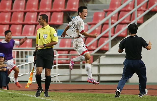 20일 오후 태국 방콕의 라자망갈라 국립경기장에서 열린 북한과의 2014 아시아축구연맹(AFC) U-16 챔피언십 결승전. 후반전 북한의 최성혁이 역전골을 넣은 후 점프를 하며 기뻐하고 있다. 연합뉴스