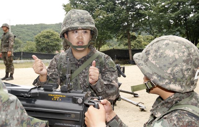 육군은 여성 인력이 확대됨에 따라 여군의 복무여건을 마련하는데 노력하겠다고 밝혔다. 연합뉴스