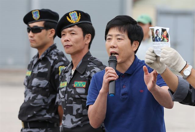 북한이 '보복조치'를 언급한 전통문을 청와대에 보내 대북전단 살포 중단을 직접 요구한 가운데 21일 오전 경기도 파주시 탄현면 통일동산주차장에서 탈북자단체 자유북한운동연합 박상학 대표가 대북전단 살포 중단을 촉구하는 진보단체를 규탄하고 있다. 연합뉴스