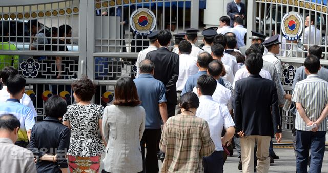 [140918-3] [저작권 한국일보]서울 세종로 정부서울청사 공무원들이 18일 점심 식사를 하기위해 청사후문으로 나가고 있다. 신상순 선임기자ssshin@hk.co.kr /2014-09-18(한국일보)