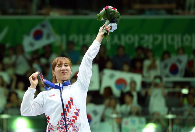 21일 오후 경기도 고양시 고양체육관에서 열린 '2014 인천 아시안게임' 펜싱 여자 플뢰레 시상식에서 금메달을 받은 전희숙이 환호하고 있다. . 연합뉴스