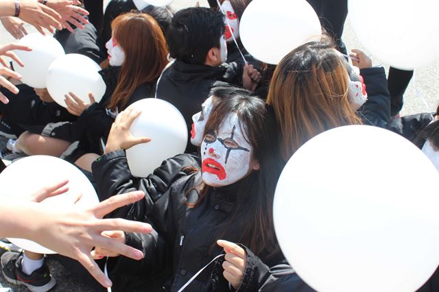 한서대학교 연극영화학과 연기전공 학생들이 19일 충남 서산시 해미읍성에서 학교의 일방적인 연기 전공 폐지 방침을 규탄하는 퍼포먼스를 하고 있다. 한서대 연극영화학과 학생 제공