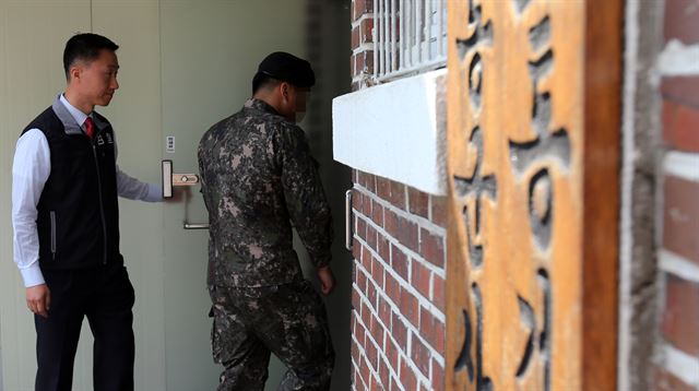 22일 오후 경기도 포천시 5군단 보통군사법원에서 남경필 경기도지사의 아들인 남모(23) 병장이 법정으로 들어가고 있다. 연합뉴스