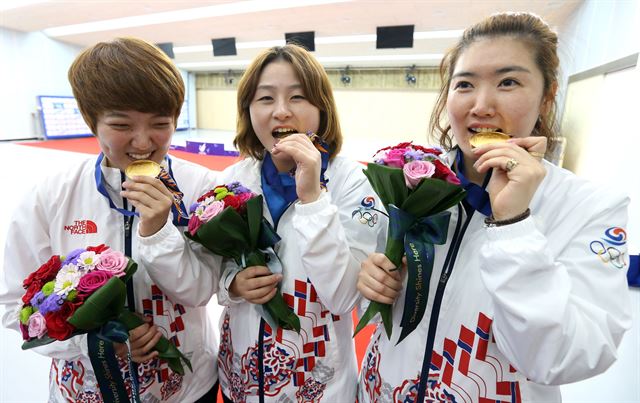 22일 인천 옥련국제사격장에서 열린 2014 인천 아시안게임 사격 여자 25m 권총 단체전에서 금메달을 획득한 한국여자 사격대표팀이 사진촬영을 하고 있다. 왼쪽부터 김장미, 이정은, 곽정혜. 연합뉴스