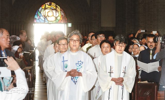 천주교정의구현전국사제단 40주년을 맞아 22일 오전 서울 명동성당에서 열린 감사미사에 함세웅·문규현·송기인 신부, 대표 나승구 신부 등이 입장하고 있다. 사제단은 1974년 '유신헌법 무효' 양심선언을 한 지학순 주교가 징역형을 선고받는 것을 계기로 결성됐다. 이날 미사에는 프란치스코 교황 방한 때 통역을 맡았던 예수회 한국관구장 정제천 신부도 참석해 복음서를 낭독했다. 신상순 선임기자 ssshin@hk.co.kr