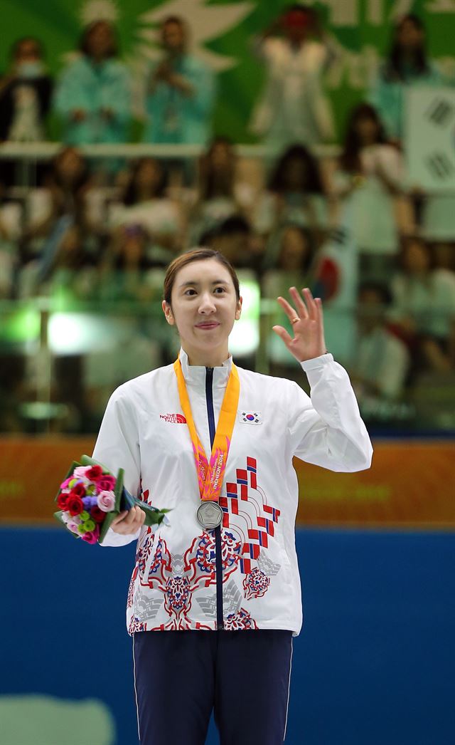 22일 경기도 고양시 고양체육관에서 열린 '2014 인천 아시안게임' 펜싱 여자 에페 개인전 시상식에서 은메달리스트 신아람이 손을 흔들고 있다. 연합뉴스