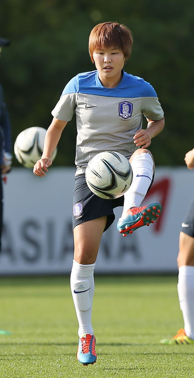 잉글랜드 여자축구 첼시레이디스에서 활약하는 지소연이 23일 오후 파주 NFC에서 공을 다루며 몸을 풀고 있다. 연합뉴스