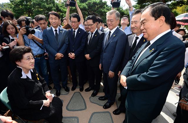 이희호 여사와 문희상 위원장을 비롯한 새정치민주연합 비대위원들이 23일 오전 서울 동작구 국립현충원 김대중 대통령 묘소를 방문해 참배 후 환담을 나누고 있다. 배우한기자 bwh3140@hk.co.kr