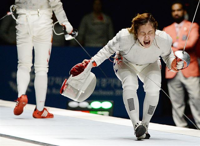 23일 경기 고양체육관에서 열린 '2014 인천 아시안게임' 펜싱 여자 사브르 단체 결승 한국과 중국의 경기에서 한국 김지연이 중국의 셴 첸(Shen Chen)을 상대로 마지막 득점에 성공, 금메달 획득에 환호하고 있다. 뉴시스