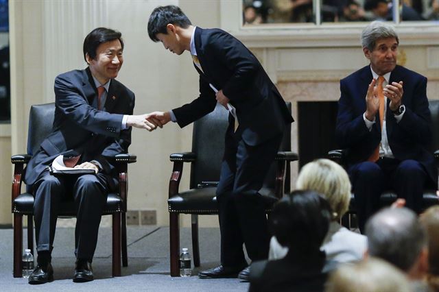 윤병세(왼쪽) 외교부 장관이 탈북자 신동혁씨와 악수를 나누고 있다. 뉴욕=AP 연합뉴스