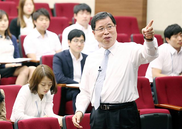 박진수 LG화학 부회장이 LG화학 리더십센터에서 신입사원들을 상대로 강연을 하고 있다. LG화학 제공