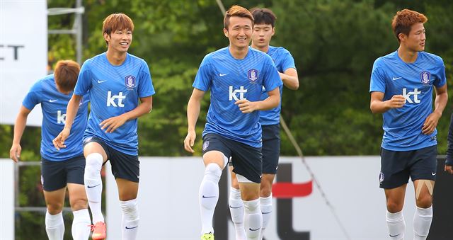 경기도 파주 국가대표트레이닝센터(NFC)에서 실시된 아시안게임 남자 축구대표팀 훈련에서 윤일록(앞줄 왼쪽)과 임창우(앞줄 왼쪽에서 두번 째)가 밝은 표정으로 이야기하고 있다. 연합뉴스