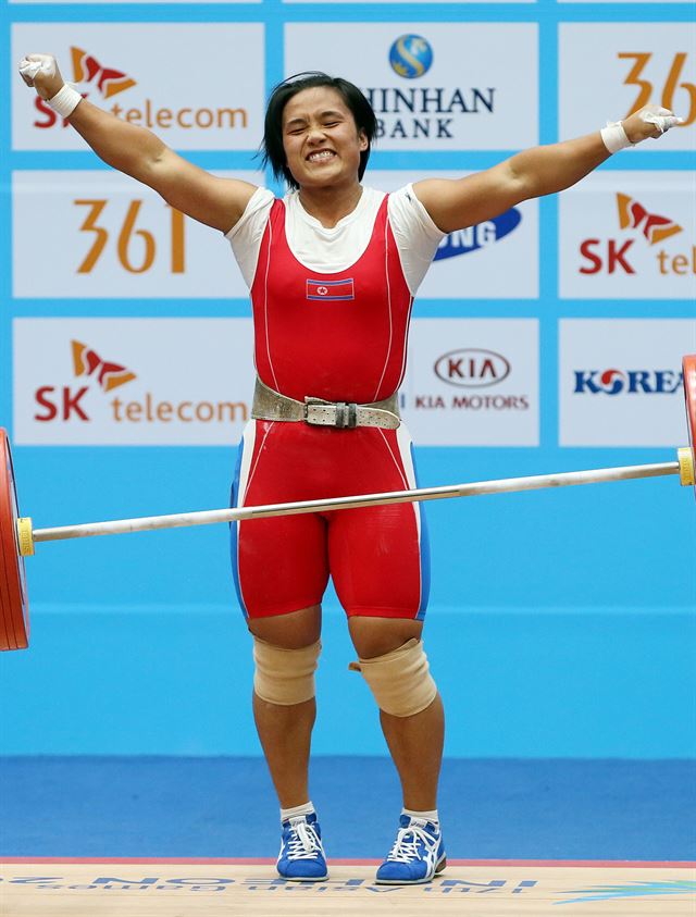 북한 김은주가 25일 인천 연수구 송도동 달빛축제정원 역도경기장에서 열린 아시안게임 여자 75㎏급에서 우승을 확정한 뒤 기뻐하고 있다. 인천=연합뉴스