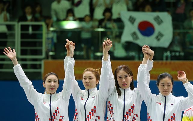 25일 고양체육관에서 열린 2014 인천 아시안게임 펜싱 여자 에페 단체전 시상식에서 은메달을 차지한 우리 나라 선수들이 관중에게 인사하고 있다. 왼쪽부터 신아람, 최인정, 김명선, 최은숙. 연합뉴스