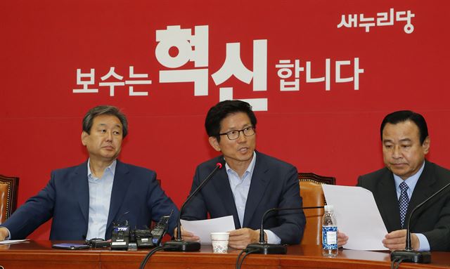 새누리당 김문수(가운데) 보수혁신위원장이 25일 국회 당 대표실에서 김무성(왼쪽) 당 대표와 이완구 원내대표가 참석한 가운데 혁신위 추가 인선 결과를 발표하고 있다. 연합뉴스