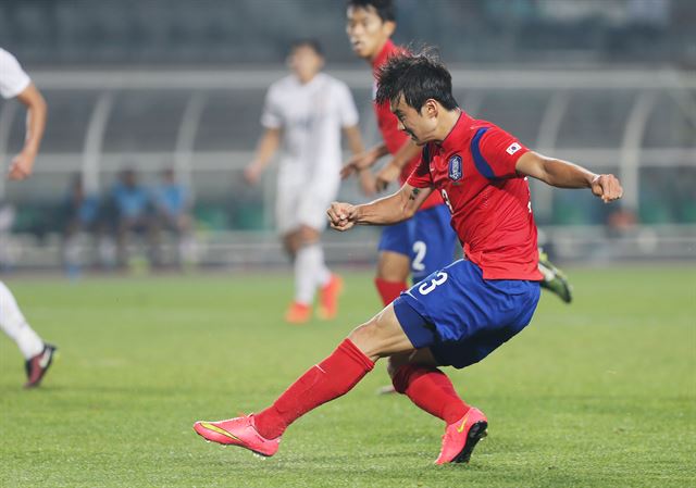 25일 경기 고양종합운동장에서 열린 2014 인천 아시안게임 축구 남자 16강 한국-홍콩 경기에서 김진수가 쐐기 골을 터뜨리며 기뻐하고 있다. 연합뉴스