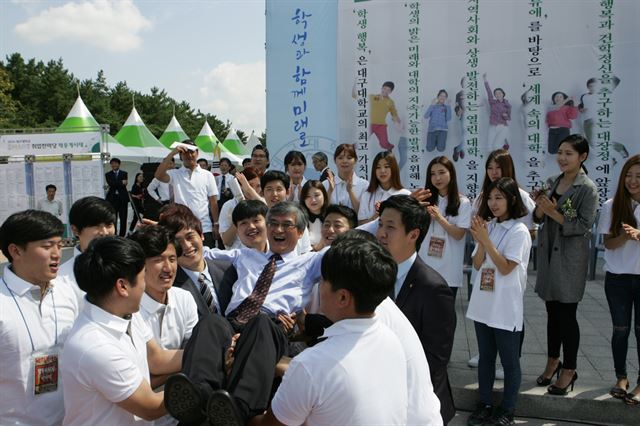 대구대 학생들이 25일 경산캠퍼스 햇살광장에서 총장취임식을 주관한 후 홍덕률 총장을 헹가래치고 있다. 대구대 제공