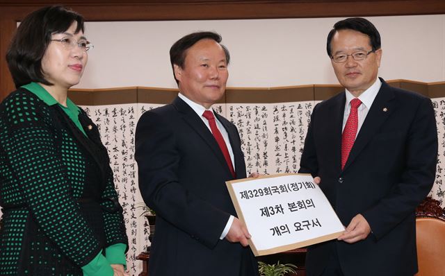 새누리당 김재원(가운데) 원내수석부대표와 김현숙(왼쪽) 원내대변인이 25일 국회의장실을 방문해 정의화 의장에게 본회의 개의요구서를 전달하고 있다. 연합뉴스