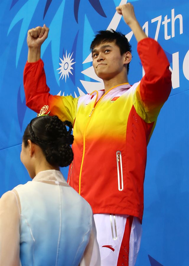 23일 인천 문학박태환수영장에서 열린 2014 인천 아시안게임 수영 남자 400m 결승에서 1위를 차지한 중국의 쑨양이 아시아 챔피언 단상에 올라 환호하고 있다. 연합뉴스