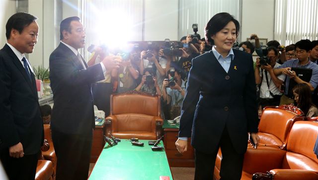 새정치민주연합 박영선 원내대표가 26일 국회 새누리당 원내대표실에서 이완구 원내대표와 대화를 하다 자리를 떠나고 있다. 연합뉴스