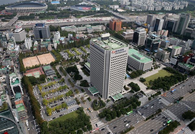 한국전력과 현대자동차그룹이 26일 서울 강남구 삼성동 한전 본사 부지에 대한 매매 계약을 체결했다. 연합뉴스