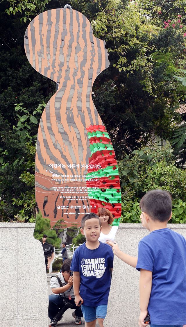 법무부는 26일 오전 서울역광장에서 아동학대처벌법 시행을 맞아 아동인권 상징 조형물 제막식과 함께 아동학대 방지와 학대행위 신고 활성화를 위한 캠페인을 진행하였다. 한주형 인턴기자(한양대 미디어커뮤니케이션학과 3)