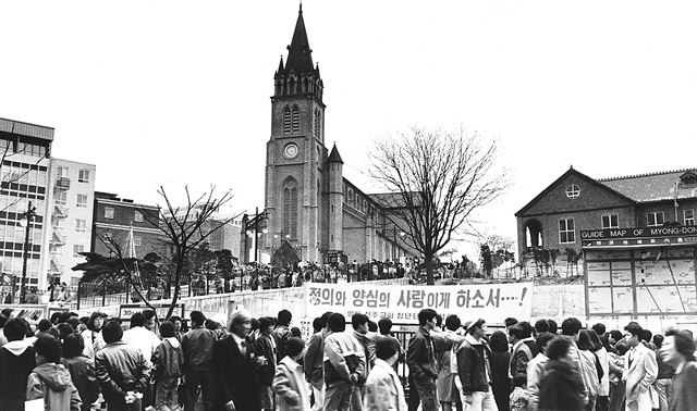 민주화 열망으로 뜨거웠던 1987년 여름이 가고 명동성당에도 겨울이 찾아왔다. 성탄미사를 보기 위한 신자와 명동거리를 찾은 시민들이 엉켜있다. 한국일보 자료사진