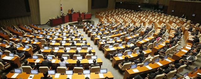 정의화 국회의장이 26일 오후 국회 본회의장에서 제3차 본회의 운영에 관한 입장을 밝히고 있다. 연합뉴스