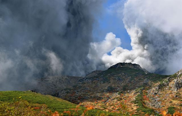 27일(현지시간) 일본 나가노(長野)현과 기후(岐阜)현에 걸친 온타케산(御嶽山·3천67m) 정상 분화구에서 화산재가 치솟아 오르고 있다. 7년만의 이날 온타케산 분화로 등산객을 포함 30여명이 골절 등 중상을 당했으며 이중 10여명은 의식불명인 것으로 보도됐다. 연합뉴스